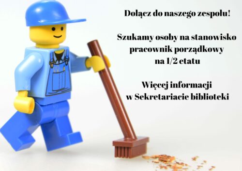 białe tło, ludzik lego w niebieskim ubraniu i czapce z brązową miotłą, informacja o ogłoszeniu