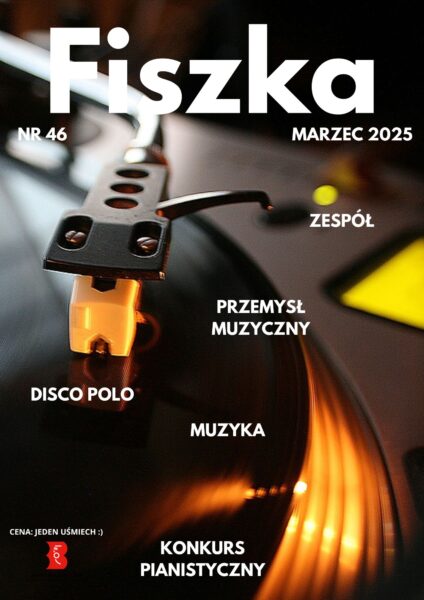 Zdjęcie fragmentu podświetlanego gramofonu, tekst: Fiszka, nr 46, marzec 2025, zespół, przemysł muzyczny, Disco Polo, muzyka, konkurs pianistyczny, cena jeden uśmiech, logotyp biblioteki