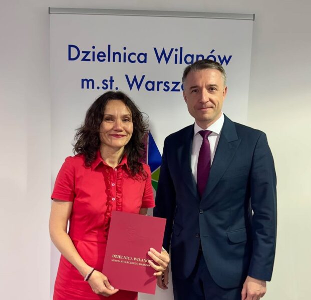 Zdjęcie dyrektor Moniki Pajączkowskiej z burmistrzem Ludwikiem Rakowskim