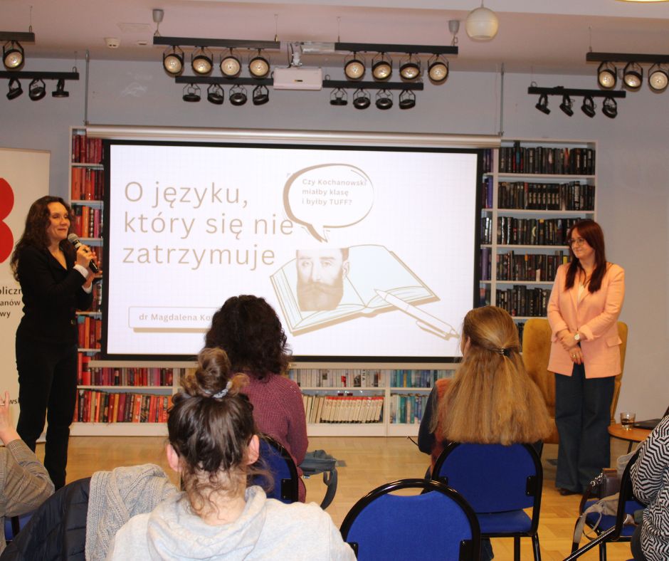 Zdjęcie prezentujące dyrektor biblioteki, dr Magdalenę Kowalczuk oraz uczestników spotkania.
