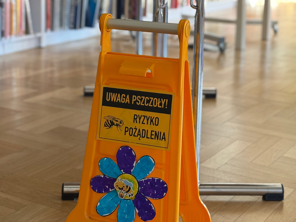 Zdjęcie potykacza ostrzegawczego "Uwaga pszczoły! Ryzyko pożądlenia"