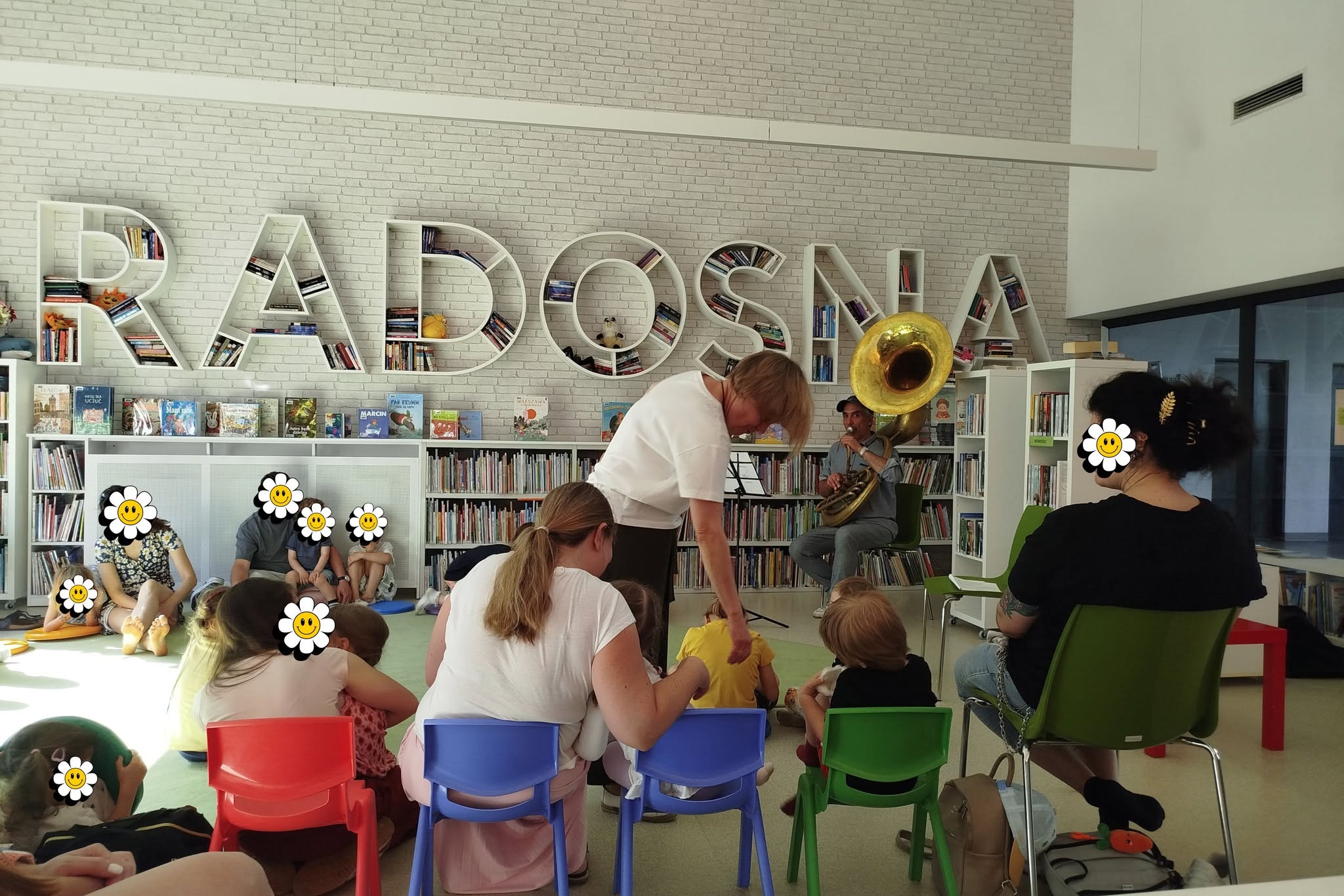Zdjęcie prowadzących i uczestników warsztatów muzyczno-literackich "O słoniu, który wysiedział jajko"