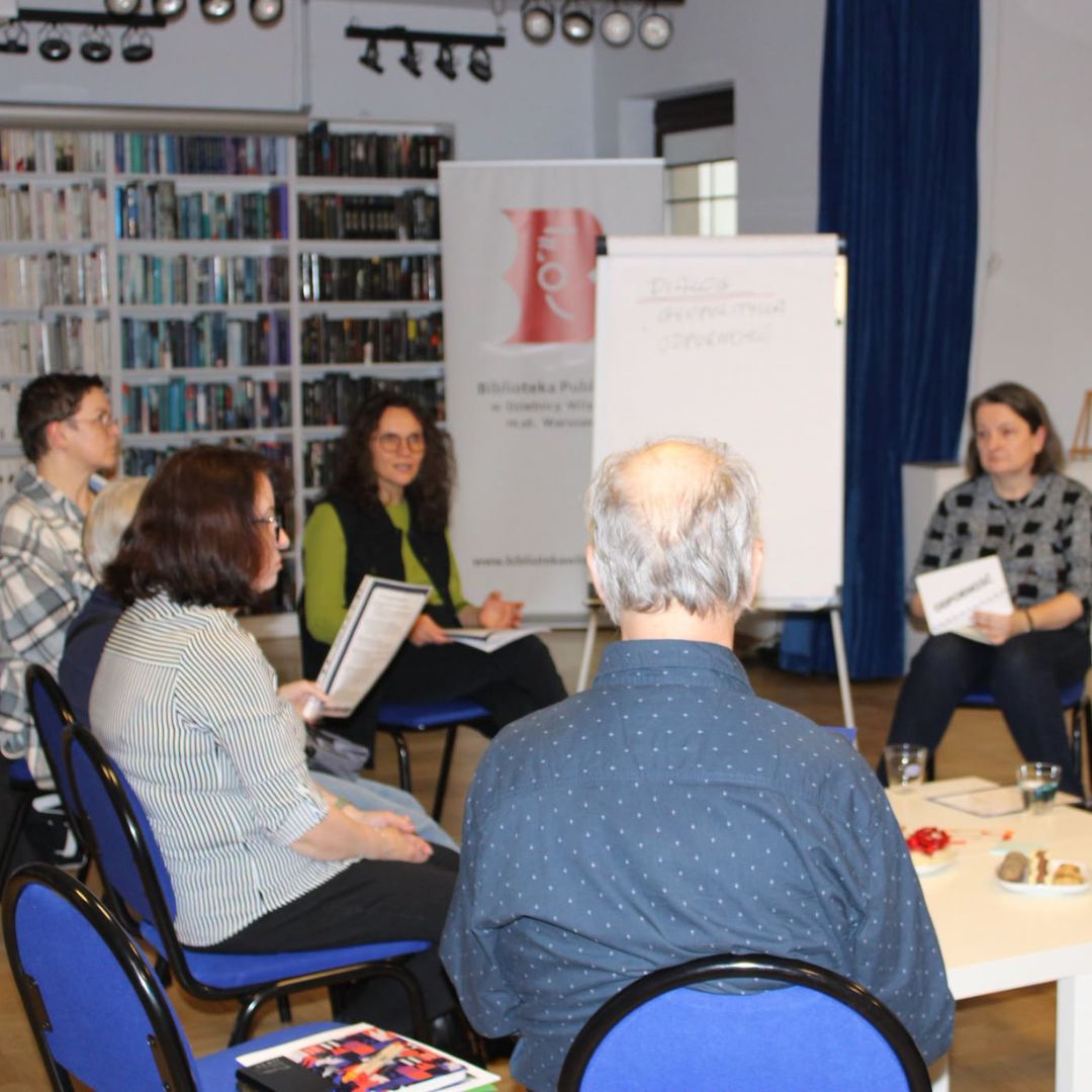 Zdjęcie prowadzących i uczestników spotkania dialogowego "Geopolityka i odporność"