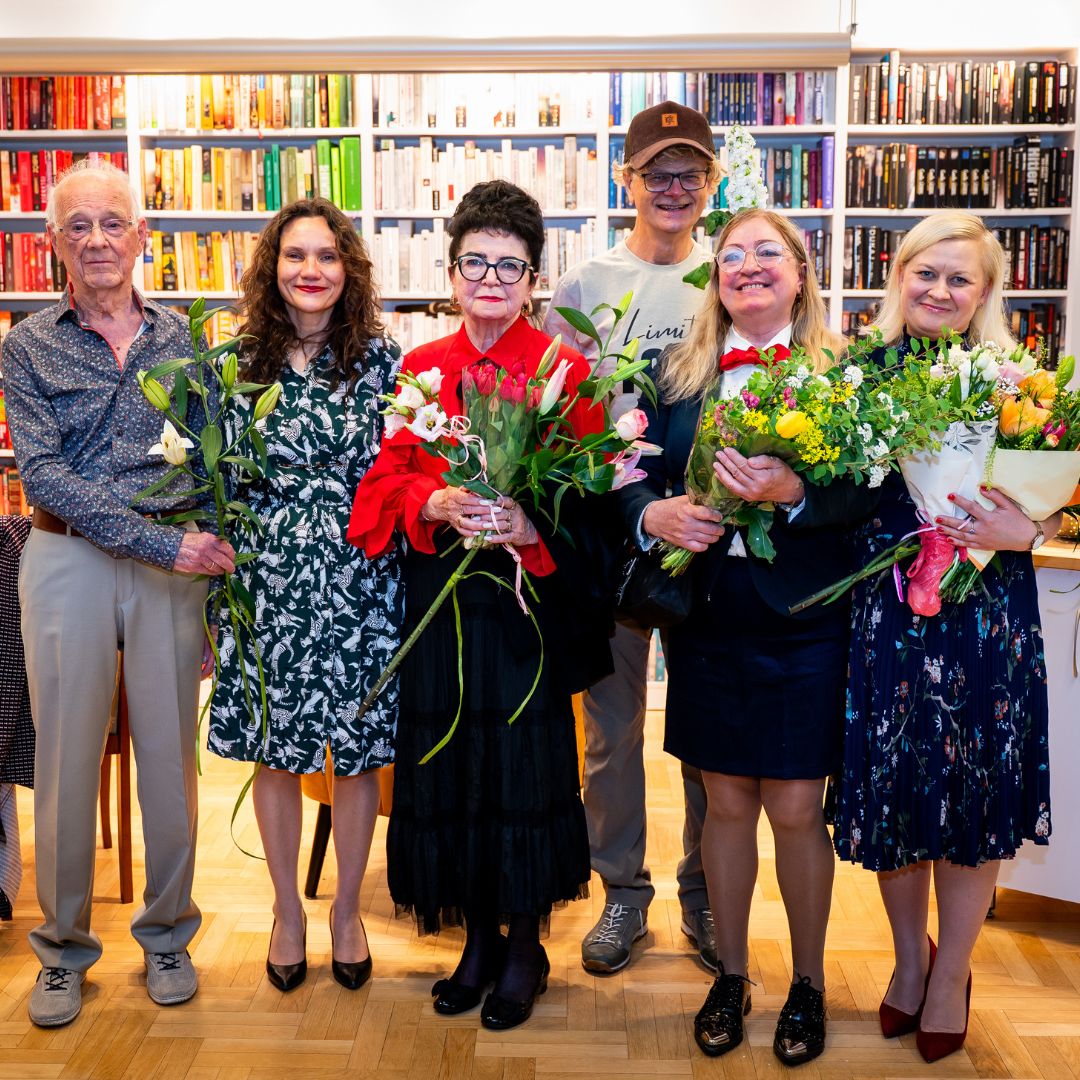 Zdjęcie aktorów spektaklu "Moda na rozsądek", reżyserki oraz dyrektorki biblioteki.