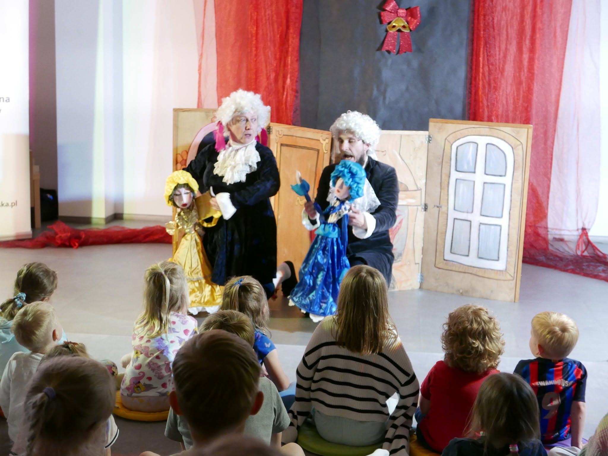Zdjęcie aktorów Teatru Wariacja z lalkami oraz publiczności