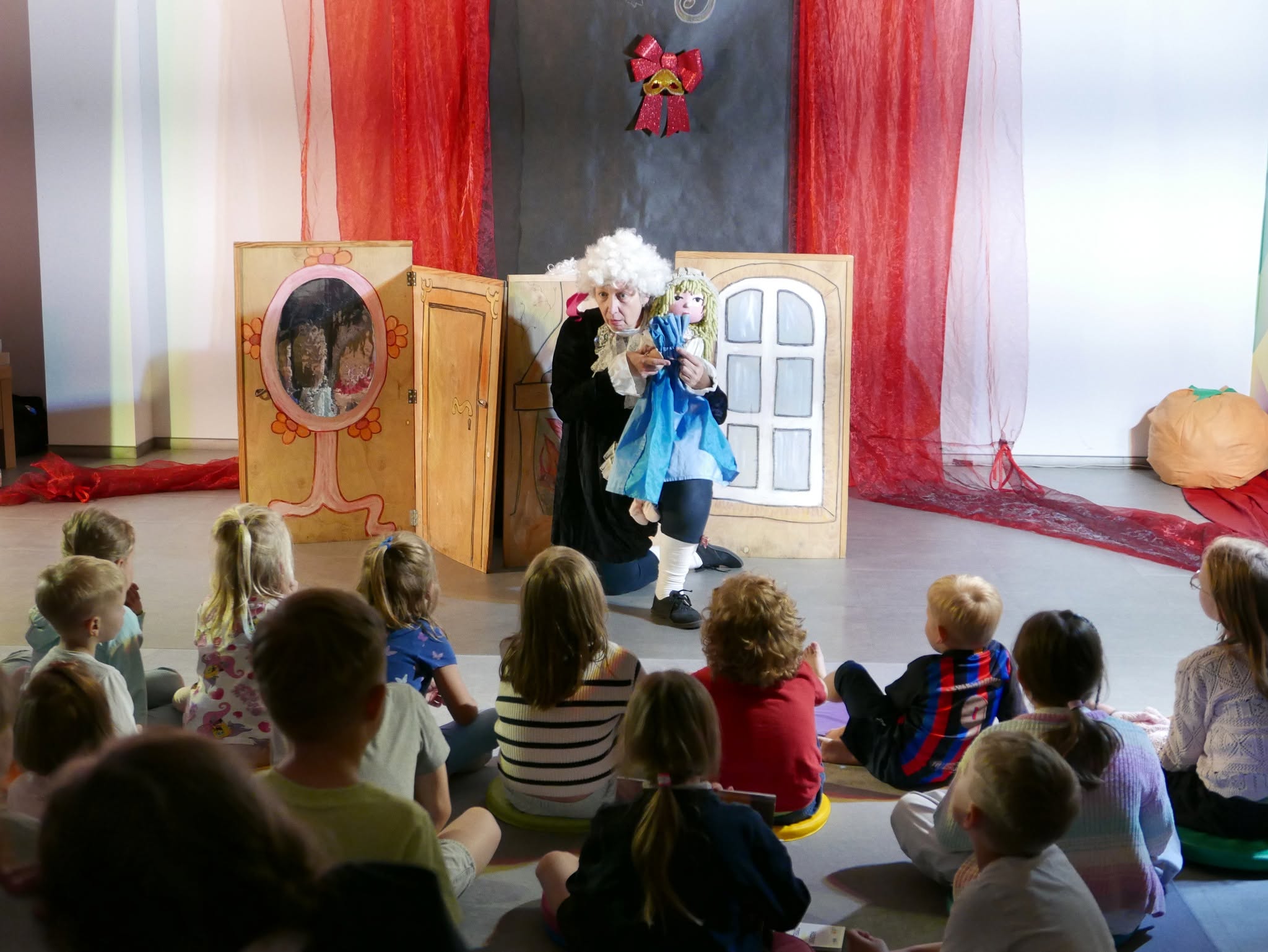 Zdjęcie publiczności oraz aktora z lalką Kopciuszka