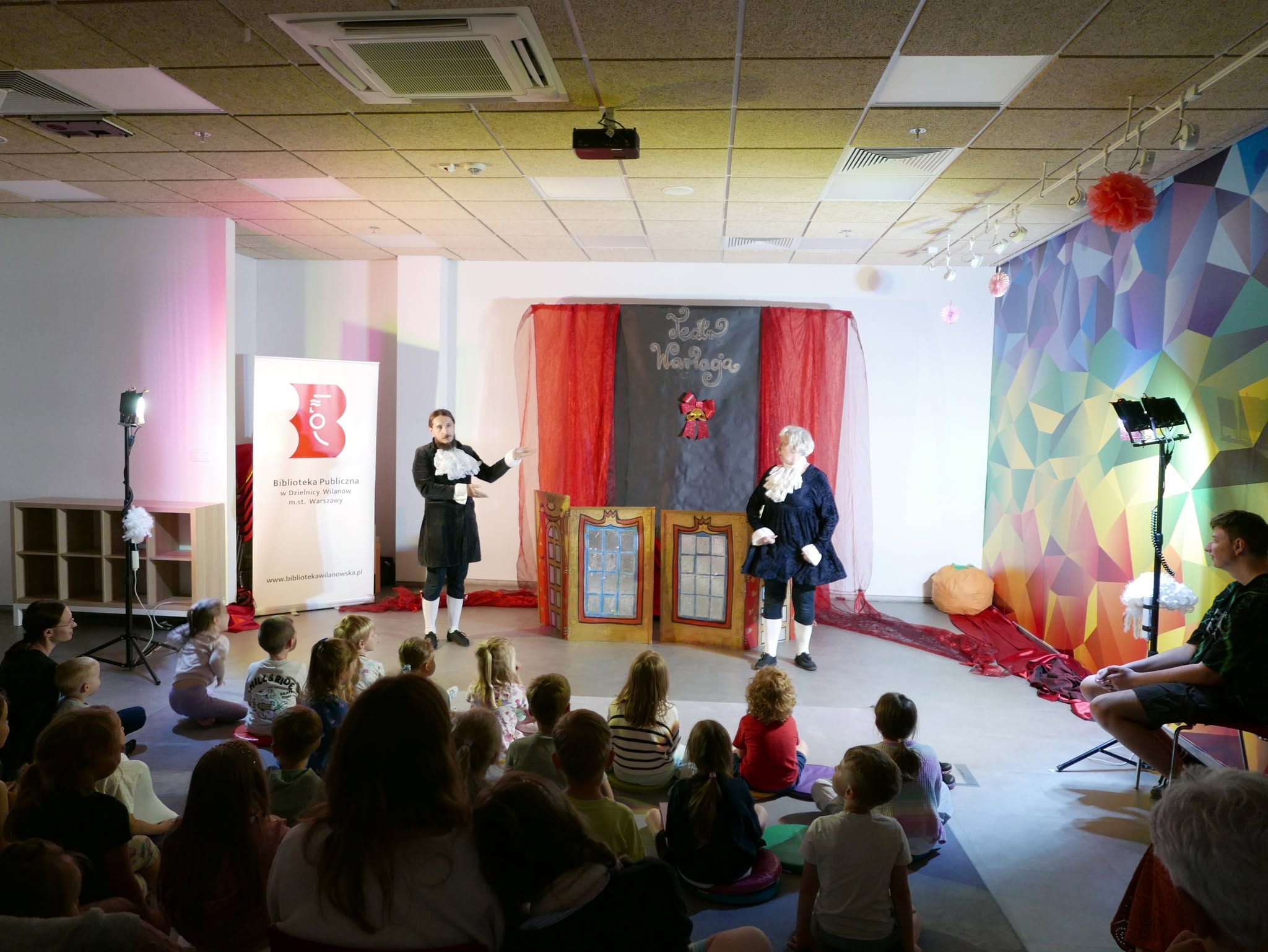 Zdjęcie aktorów Teatru Wariacja oraz publiczności