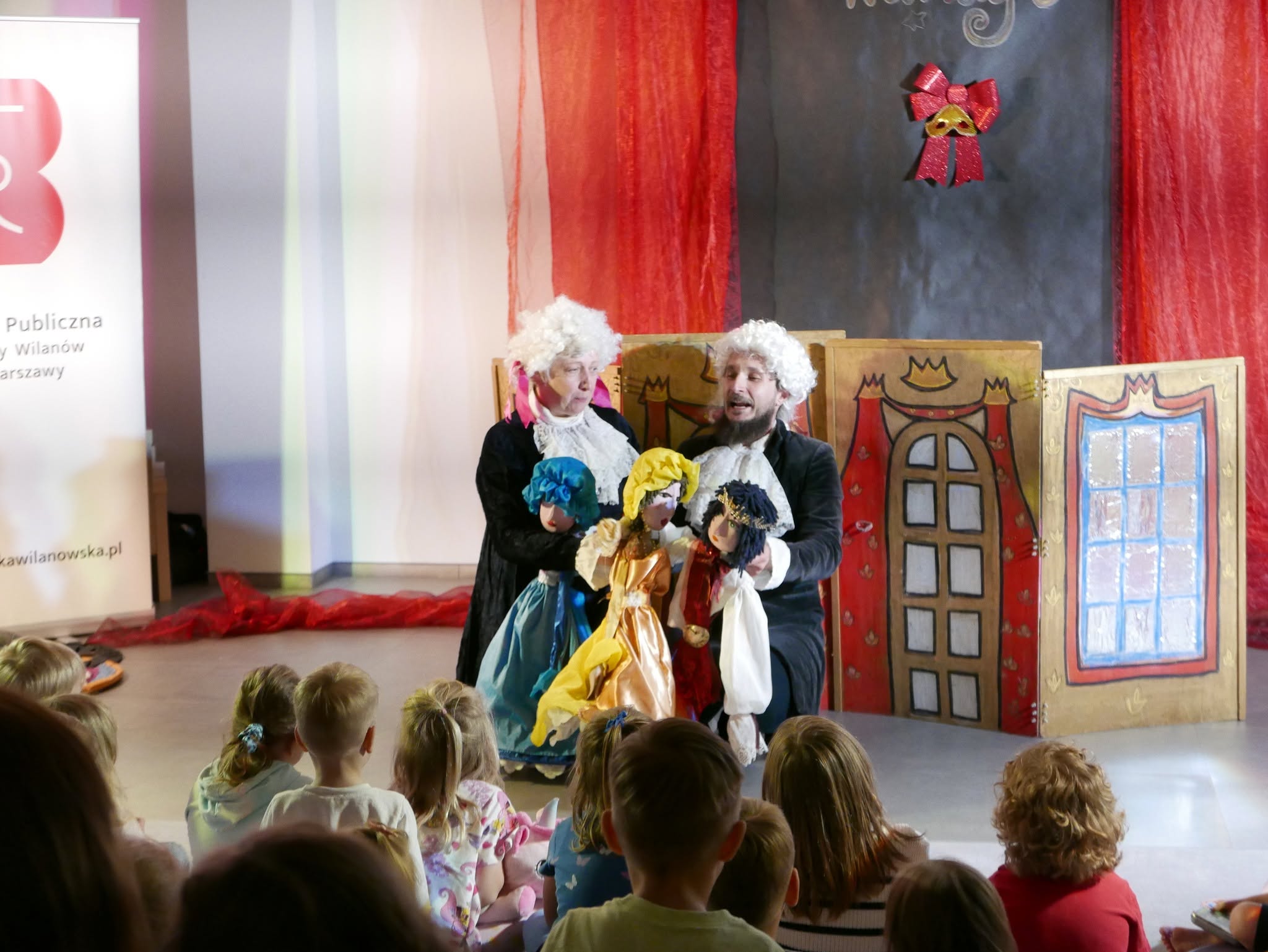 Zdjęcie aktorów Teatru Wariacja z lalkami oraz publiczności