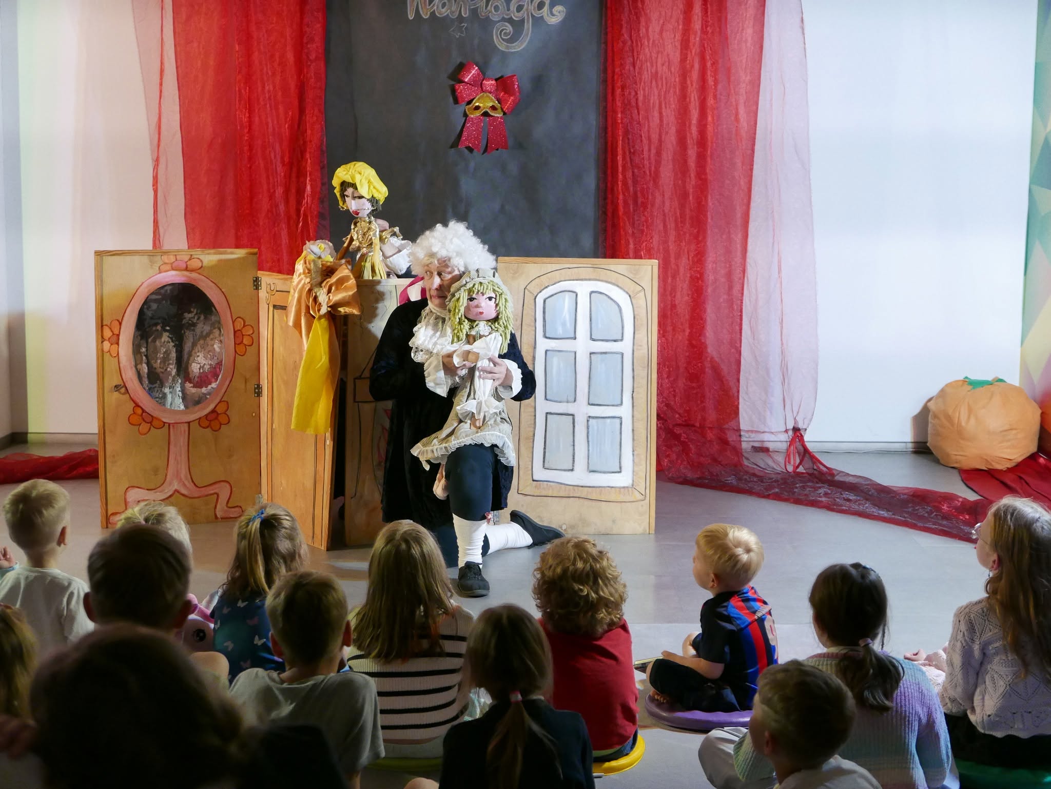 Zdjęcie publiczności oraz aktora z lalką Kopciuszka