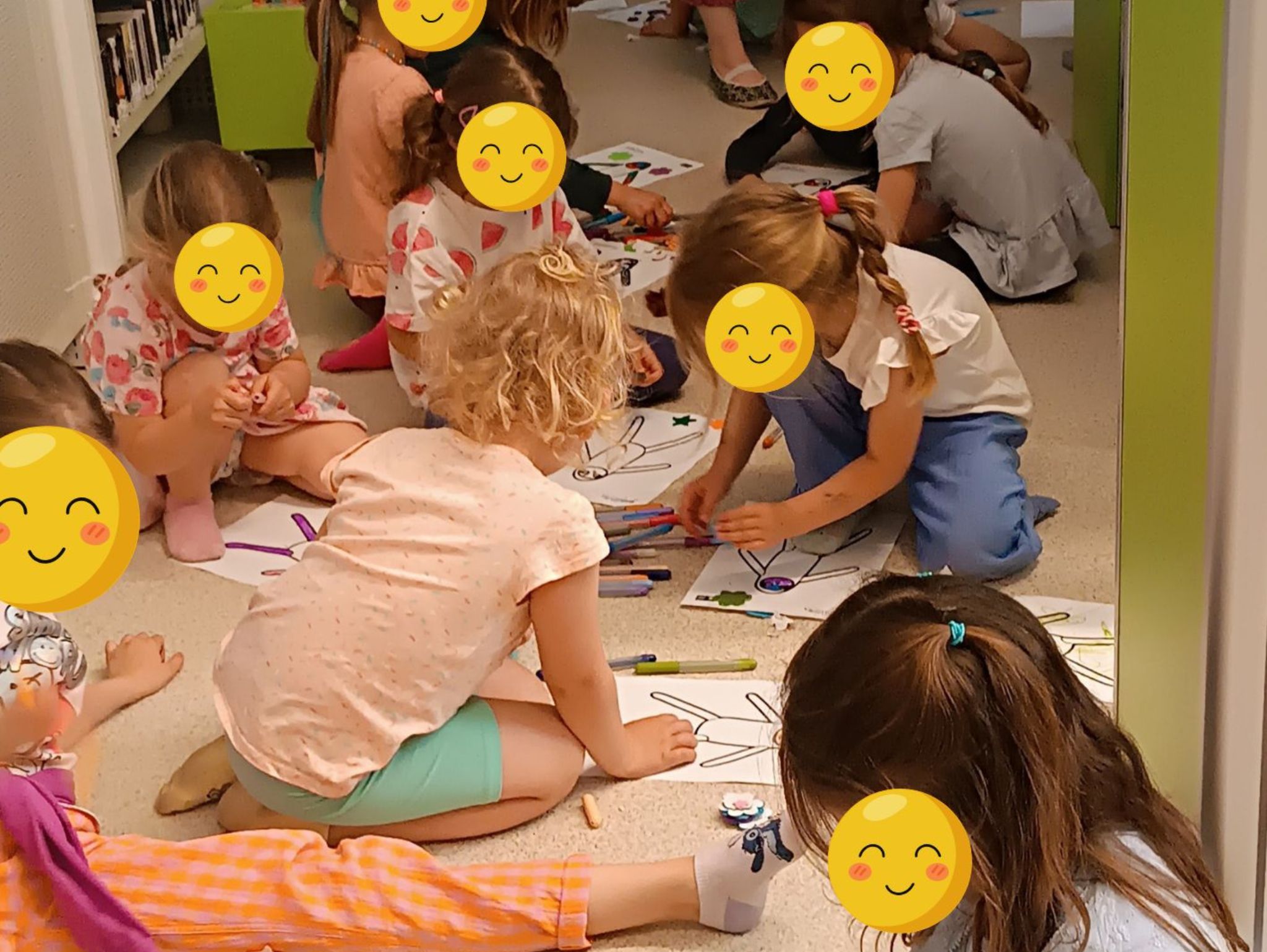 Zdjęcie dzieci kolorujących leniwca.