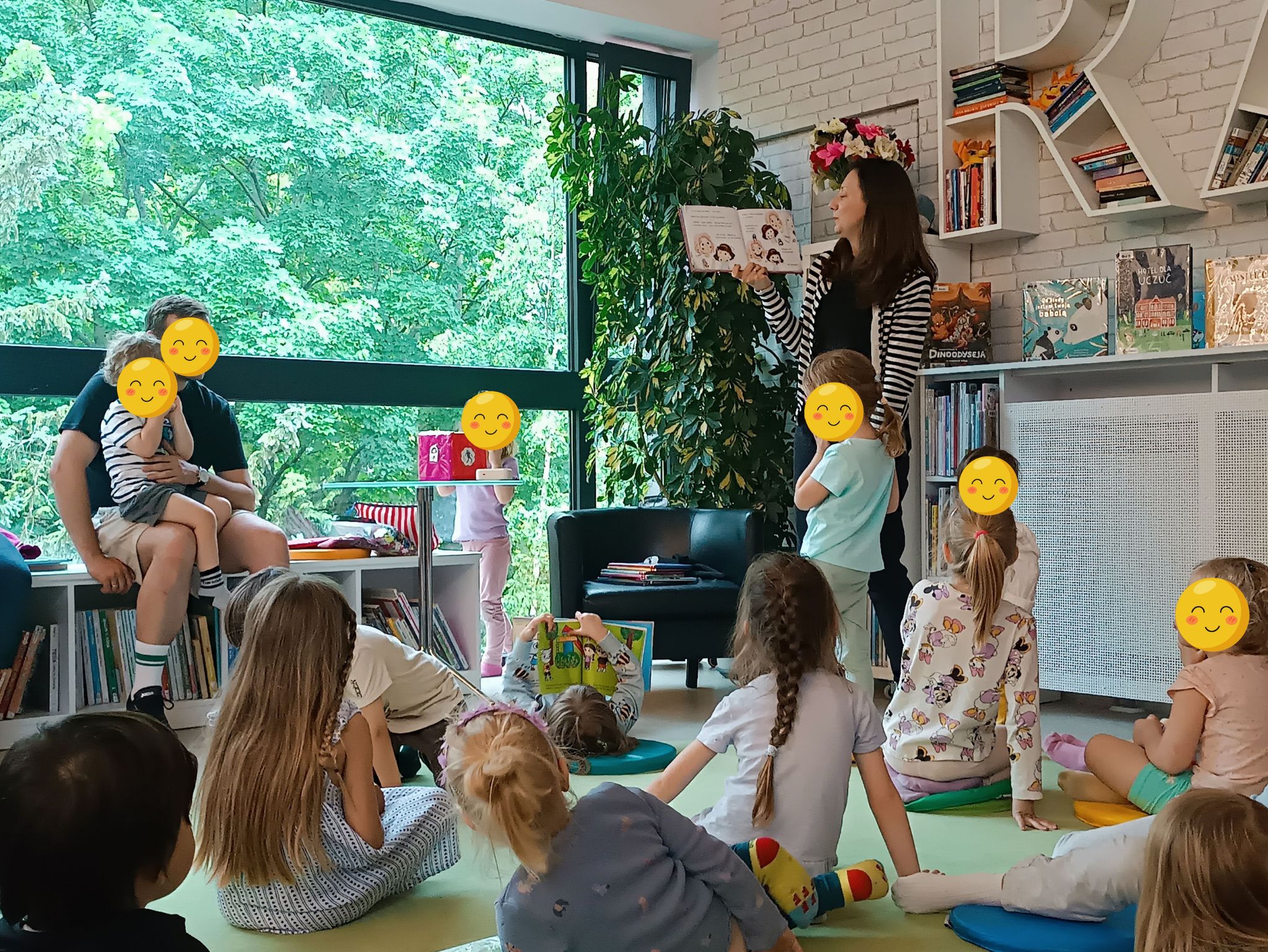 Zdjęcie Barbary Supeł i uczestników spotkania.