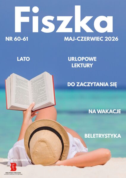 Zdjęcie kobiety leżącej na plaży i czytającej książkę. Logo biblioteki, tekst "Fiszka, nr 60-61, maj-czerwiec 2026, lato, urlopowe lektury, do zaczytania się, na wakacje, beletrystyka".