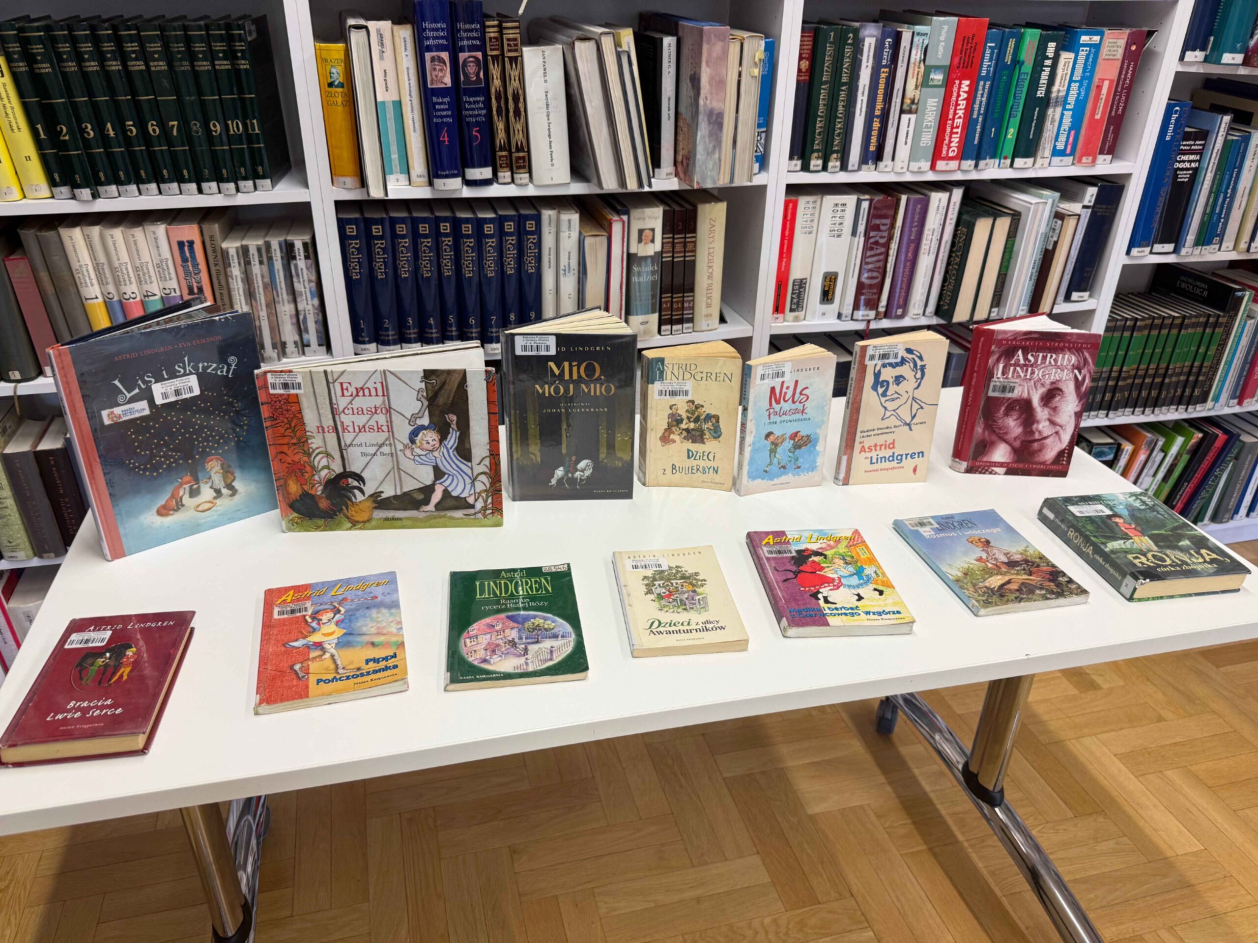 Zdjęcie stołu, na którym umieszczono książki Astrid Lindgren i książki o Astrid Lindgren.