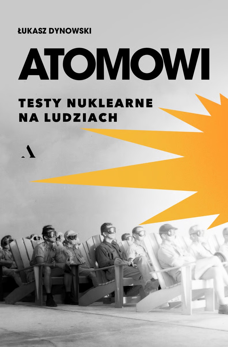 okładka książki Łukasza Dynowskiego "Atomowi. Testy nuklearne na ludziach"
