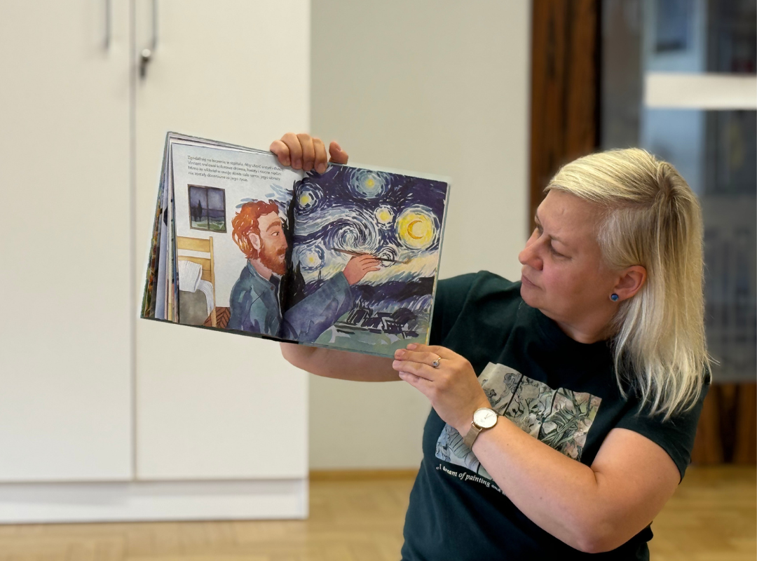 Zdjęcie prowadzącej warsztaty z książką o van Goghu.