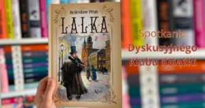 Zdjęcie "Lalki" Prusa na tle książek. Tekst: Spotkanie Dyskusyjnego Klubu Książki.