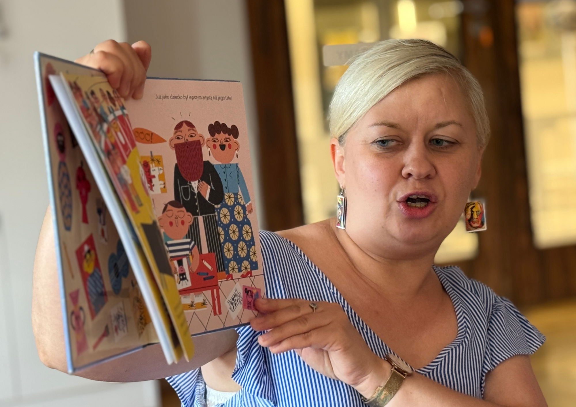 Zdjęcie prowadzącej warsztaty z książką o Picassie.