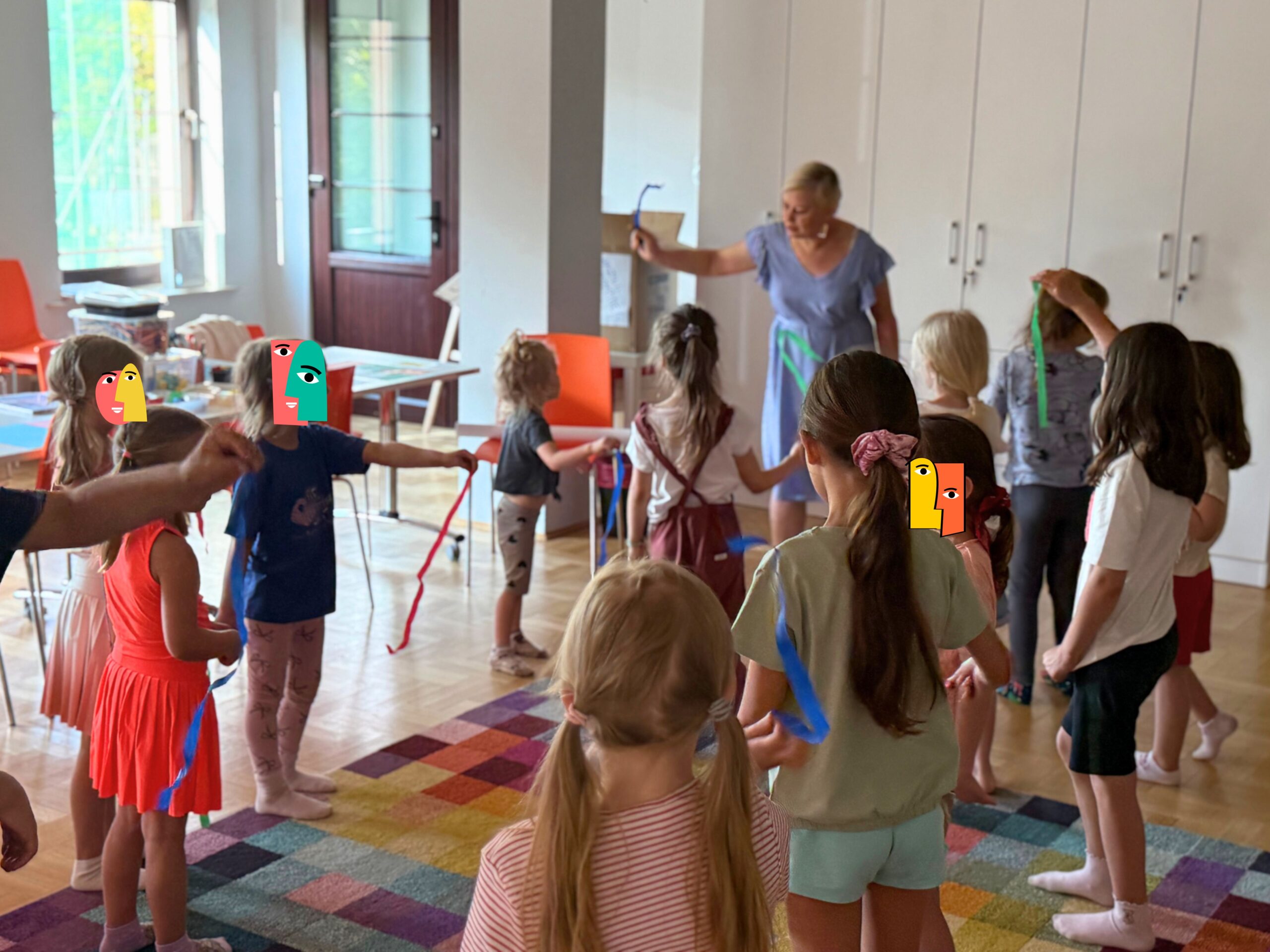 Zdjęcie uczestników warsztatów "Mali wielcy" podczas zabawy