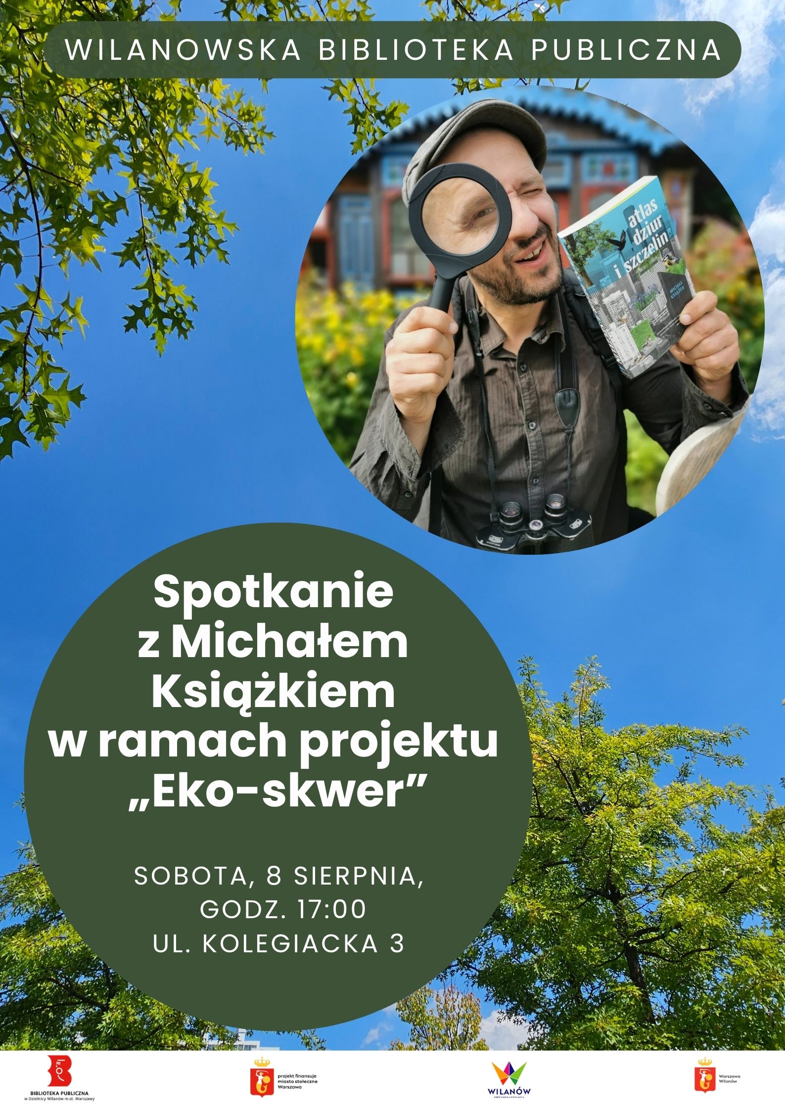 W tle zdjęcie drzew i nieba. W kołach zdjęcie Michała Książka z lupą i książką "Atlas dziur i szczelin", na drugim zielonym kole tekst: "Spotkanie z Michałem Książkiem w ramach projektu Eko-skwer. Sobota, 8 sierpnia, godz. 17:00, ul. Kolegiacka 3". Na dole pasek z logotypami.