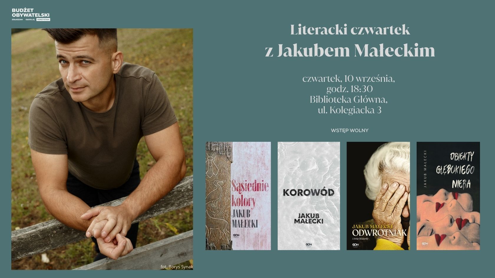 Zielone tło, zdjęcie Jakuba Małeckiego, okładki książek "Odwrotniak i inne historie", "Korowód", "Obiekty głębokiego nieba", "Sąsiednie kolory". Informacja o literackim czwartku z Jakubem Małeckim. Czwartek, 10 września, godz. 18:30, Biblioteka Główna, ul. Kolegiacka 3. Wstęp wolny. Logo Budżetu Obywatelskiego w lewym górnym rogu.