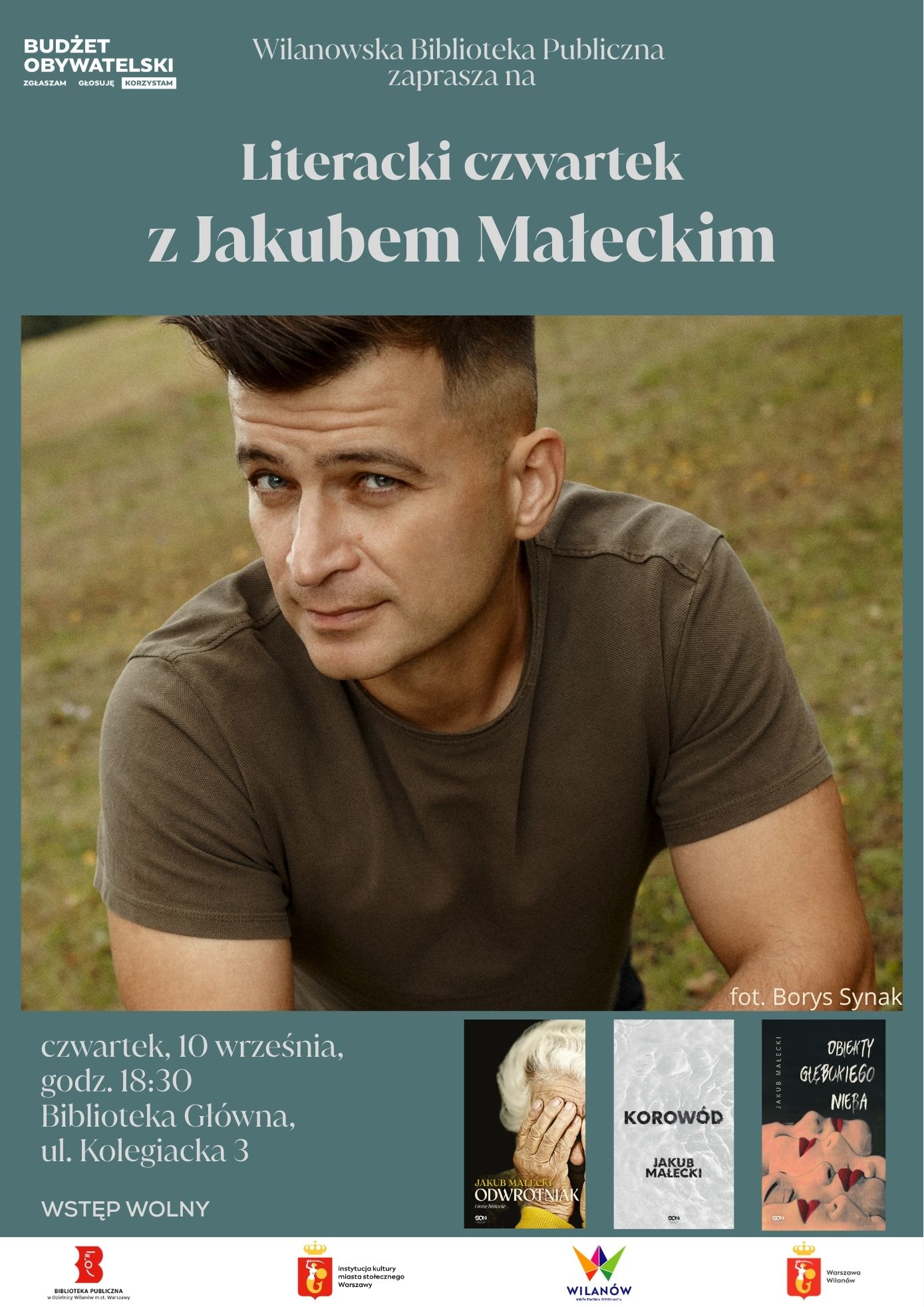 Zielone tło, zdjęcie Jakuba Małeckiego, okładki książek "Odwrotniak i inne historie", "Korowód", "Obiekty głębokiego nieba". Na dole pasek z logotypami. Informacja o literackim czwartku z Jakubem Małeckim. Czwartek, 10 września, godz. 18:30, Biblioteka Główna, ul. Kolegiacka 3. Wstęp wolny. Logo Budżetu Obywatelskiego w lewym górnym rogu.