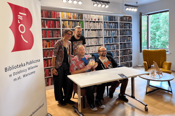 Brandon_Mull_w_Wilanowie_6 Pamiątkowe zdjęcie mężczyzny i kobiety z autorem i tłumaczem