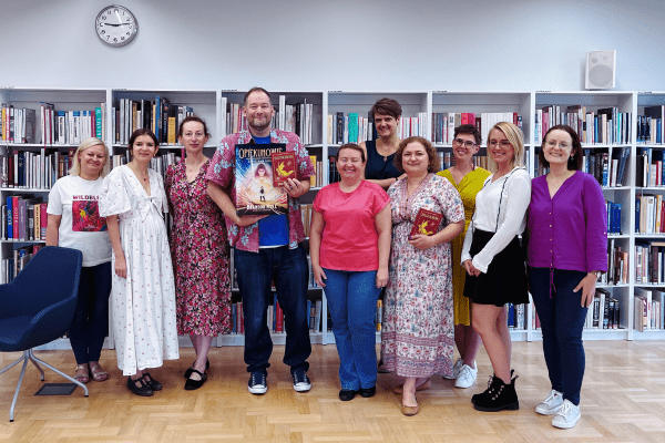 Brandon_Mull_w_Wilanowie_8 Brandon Mull w otoczeniu zespołu biblioteki