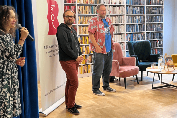 Brandon_Mull_w_Wilanowie_9 Po lewej kobieta z mikrofonem, dalej tłumacz i autor.