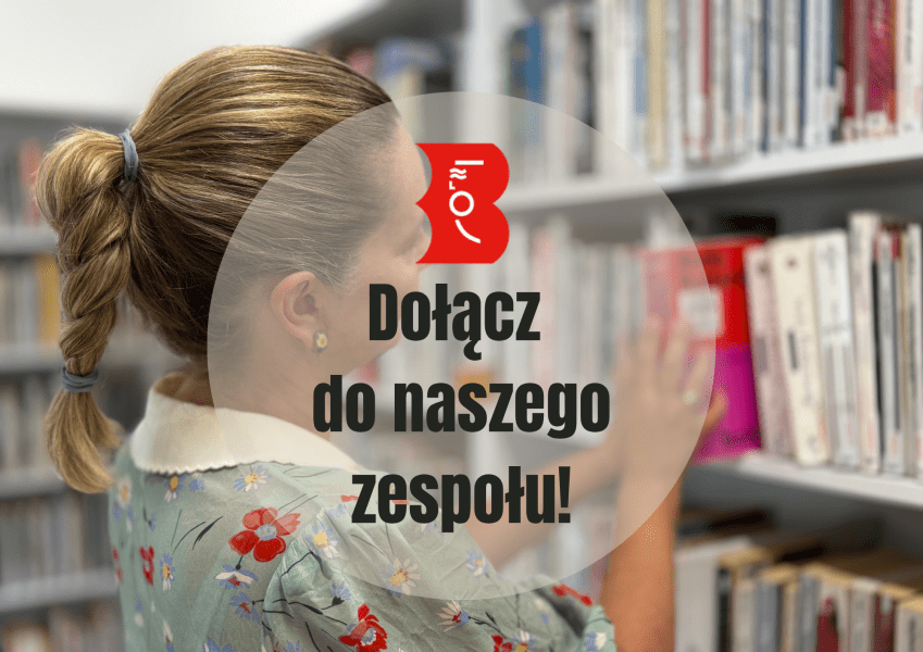 W tle bibliotekarka przy regale z książkami. Na pierwszym planie logo biblioteki i napis dołącz do naszego zespołu!