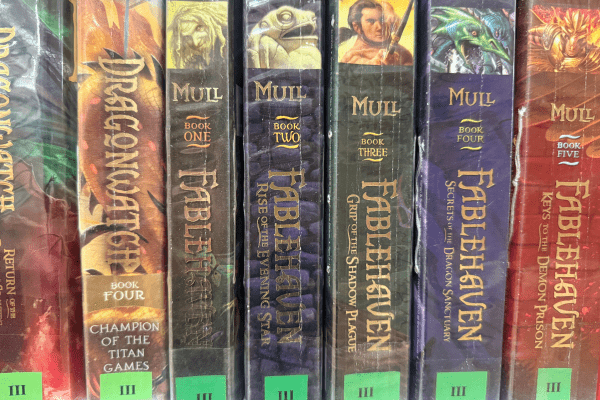 Ksiazki_Brandona_Mulla_po_angielsku Zbliżenie na półkę z książkami Brandona Mulla w języku angielskim, m.in. z serii Fablehaven oraz Dragonwatch