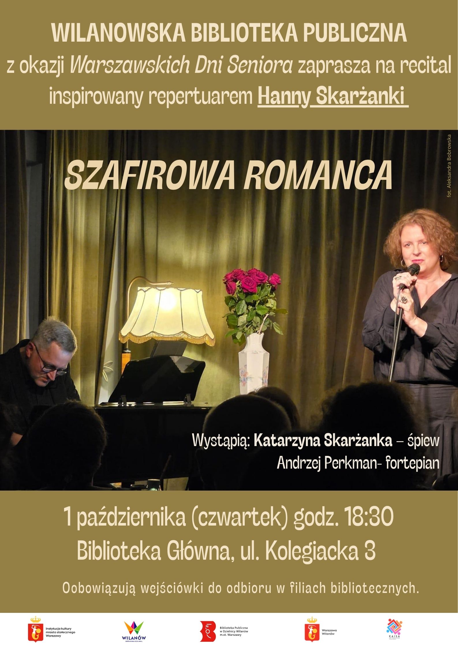 Złote tło, zdjęcie z recitalu "Szafirowa Romanca". Na dole pasek z logotypami. Informacja o kameralnym recitalu inspirowanym repertuarem Hanny Skarżanki "Szafirowa Romanca". 1 października, godz. 18:30, ul. Kolegiacka 3. Obowiązują wejściówki do odebrania w placówkach biblioteki.